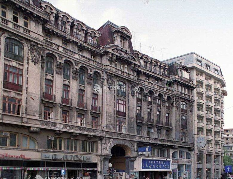 File:Blocul Comedia construit după cutremurul din 1977.jpg