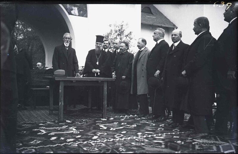 File:Generalul Alexandru Averescu și Mitropolitul Miron Cristea.jpg