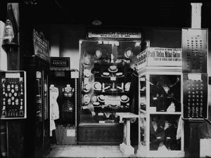 Standuri cu accesorii de îmbrăcăminte.jpg