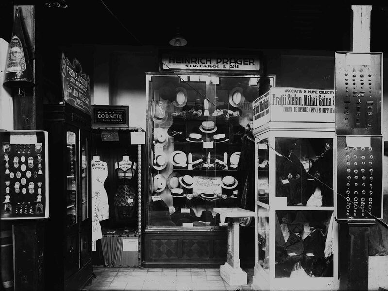 File:Standuri cu accesorii de îmbrăcăminte.jpg