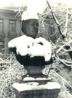 1928 Bust din grădina Ateneului (Mihai Eminescu).jpg