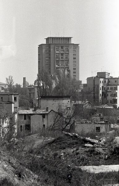 File:1982 Blocul Gioconda văzut din Uranus.jpg