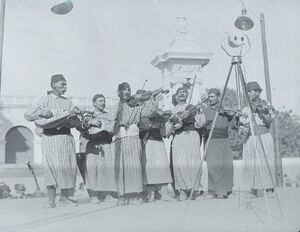 1935 taraful de lăutari de la Hanul lui Manuc.jpg