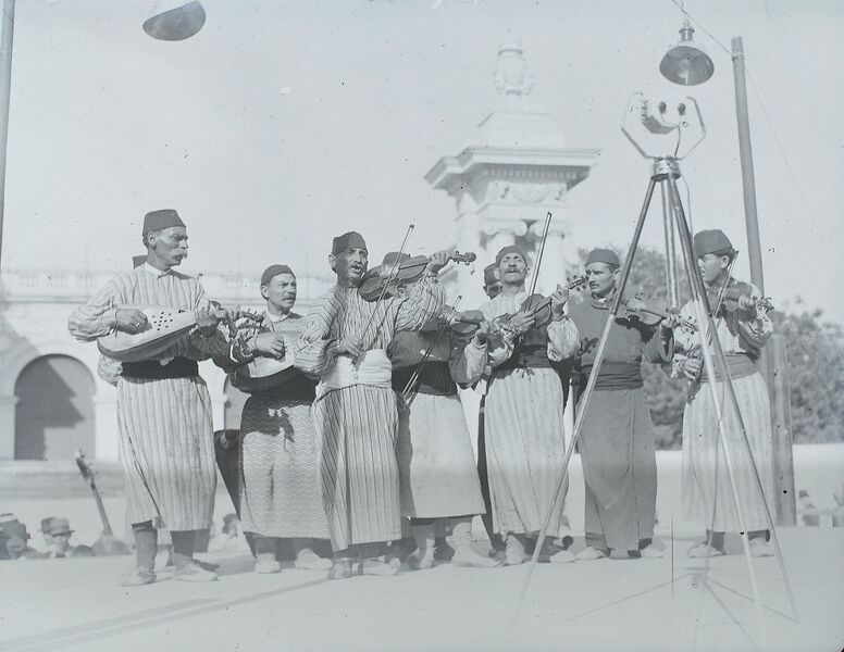 File:1935 taraful de lăutari de la Hanul lui Manuc.jpg