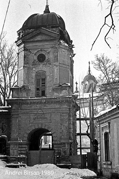 File:Biserica silvestru vazuta din strada oltarului 2 1980..jpg