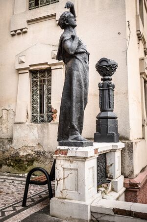 Statuie - Crematoriul Cenusa 01 2017.jpg