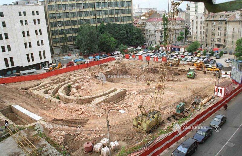 File:Ruinele fostului Teatru National de pe Calea Victoriei 2004.jpg