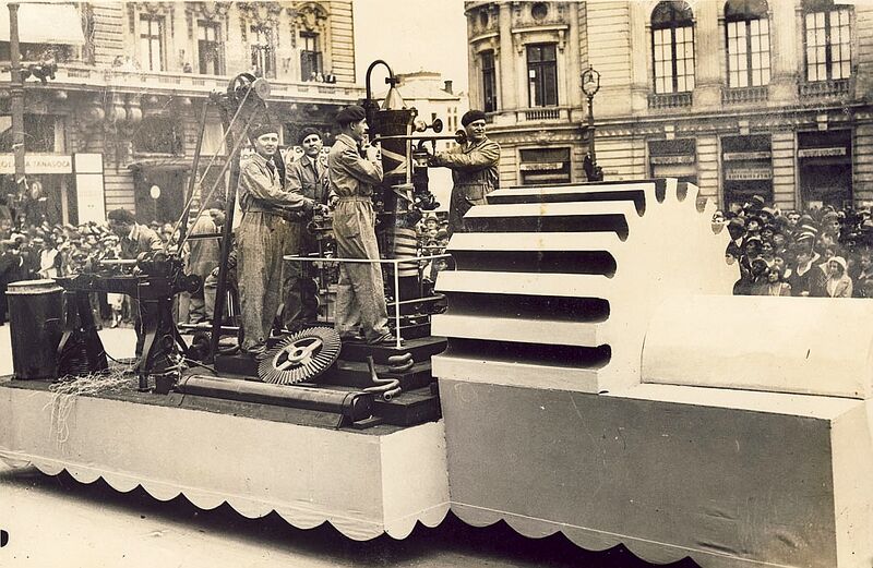 File:Car alegoric în cadrul Lunei Bucureştilor 1935a.jpg