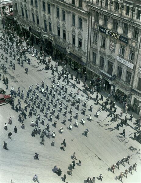 File:1935-5 Calea Victoriei, Willy Pragher 10 C.jpg