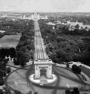 1967 Arcul de Triumf .jpg