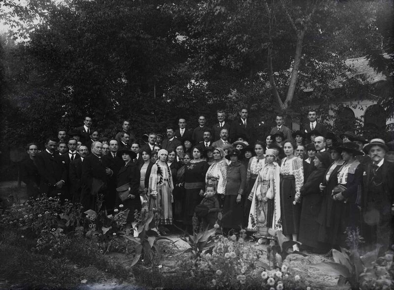 File:Fotografie de grup. Mihail Manoilescu, comisarul general al Expoziției-Târg.jpg