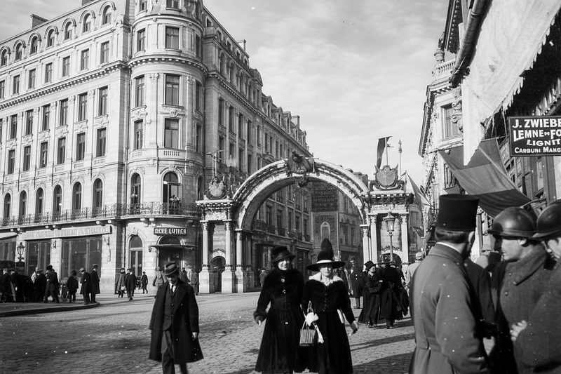 File:Calea victoriei 1918 bw.png