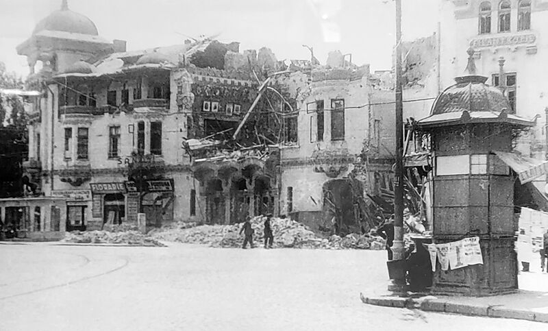 File:28 iunie 1944, Palatul Functionarilor publici, Piata Victoriei.jpg