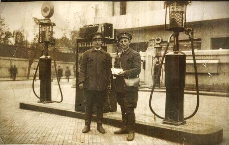 File:Bd. IC Bratianu Benzinaria de langa Hotel Lido,Bucuresti,1931.jpg