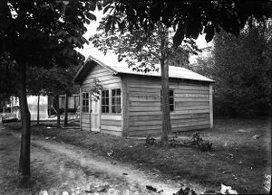 Vedere asupra unui chioșc în construcție.jpg