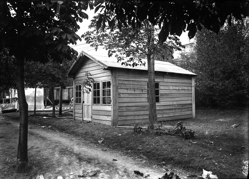 File:Vedere asupra unui chioșc în construcție.jpg