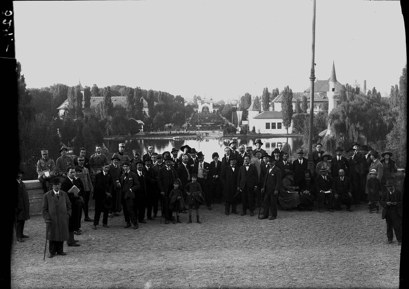 File:Fotografie de grup în parcul Expoziției.jpg
