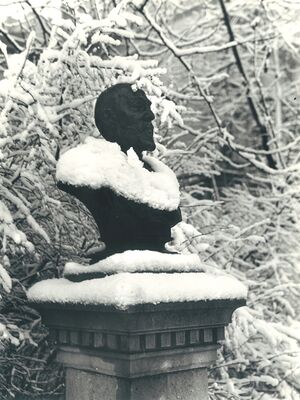 1928 Bust din grădina Ateneului (Vasile Conta).jpg