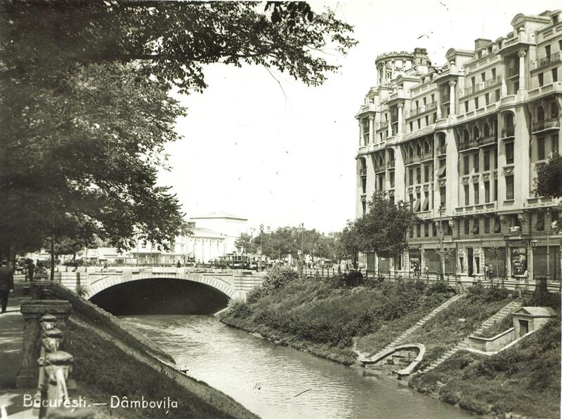 File:1930 Pod peste Dâmboviţa în Piaţa Senatului cu blocul Agricola-Fonciara.jpg