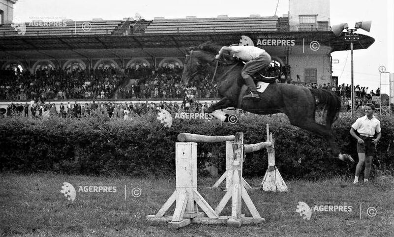 File:1951, pe Hipodromul Băneasa, concurs de călărie cu obstacole 2.jpg