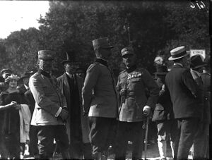 Generalul Paul Angelescu cu alți oficiali neidentificați în Parcul Expozițional.jpg