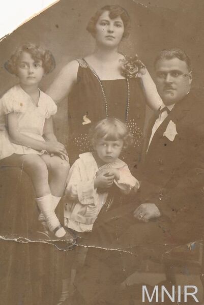 File:Dumitru Dinu patronul hotelului cu același nume.jpg