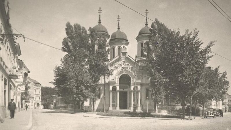 File:Biserica Sfintii Voievozi de pe Calea Grivitei.jpg