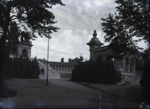 Arenele Romane fotografiate din Parcul Carol.jpg