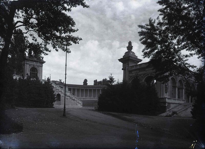 File:Arenele Romane fotografiate din Parcul Carol.jpg