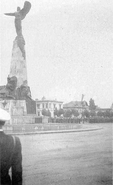File:04b1941 Statuia Aviatorilor si o mica parada militara..jpg