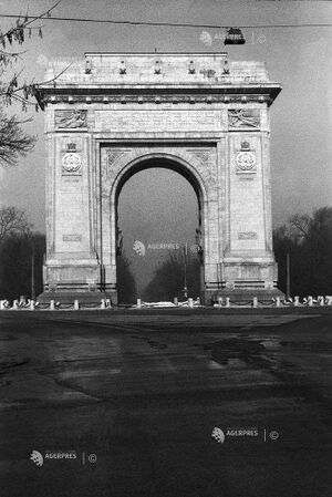 1989 Arcul de Triumf .jpg