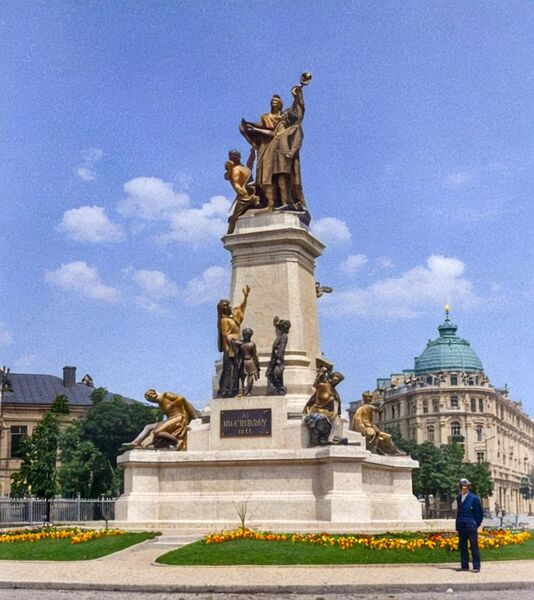 File:1905 Monumentul I.C.Bratianu si primaria C.jpg