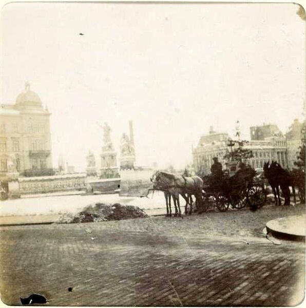 File:Piata Sarindar, in stanga se afla Hotel du Boulevard.jpg