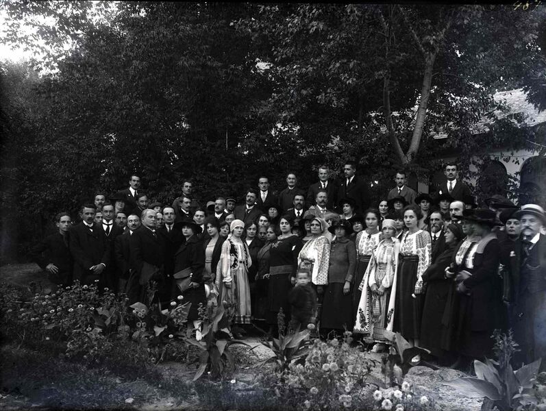 File:Fotografie de grup. Mihail Manoilescu, comisarul general al Expoziției-Târg 2.jpg