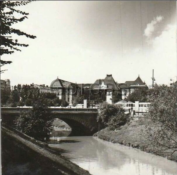 File:Pod Mihai Voda si Primaria Generala.jpg