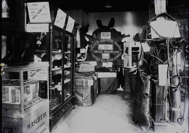 File:Standuri cu produse de tăbăcărie și pielărie.jpg