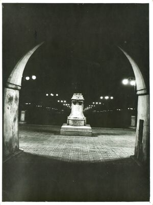 1932 Aleea Patriarhiei cu statuia Lupoaicei lângă clopotniţă.jpg