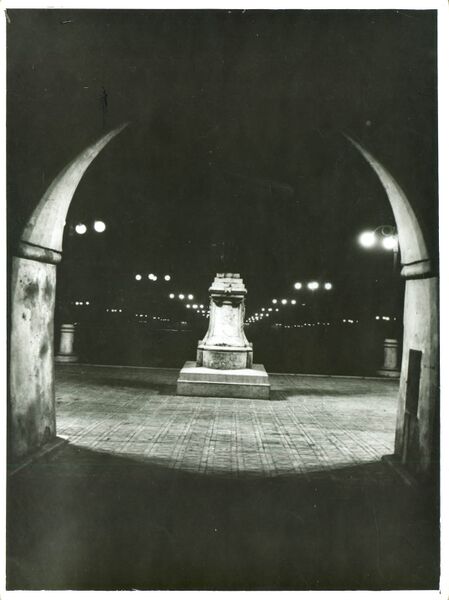 File:1932 Aleea Patriarhiei cu statuia Lupoaicei lângă clopotniţă.jpg