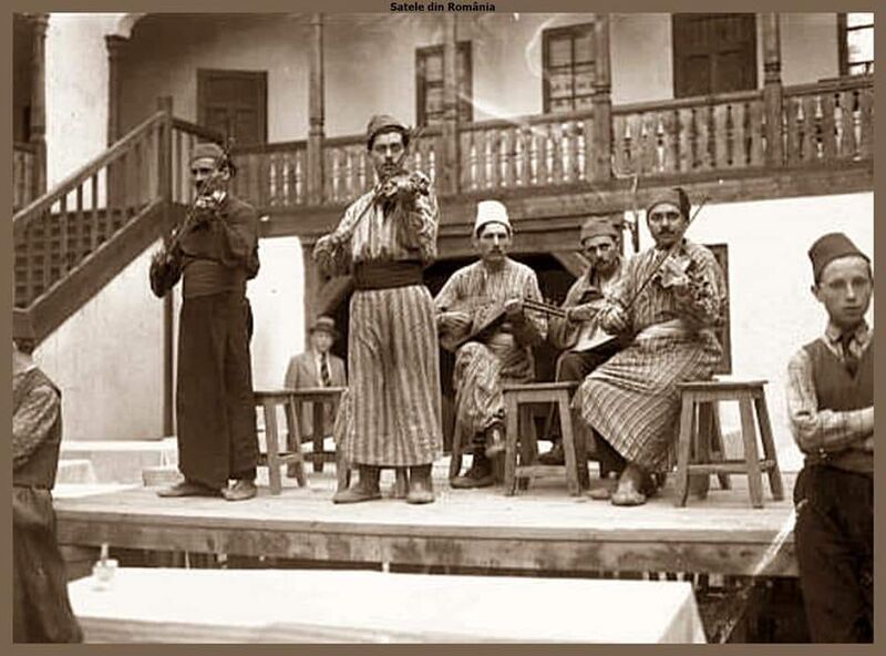 File:1935 Lautari turci , cantand la Hanul lui Manuc 1935..jpg