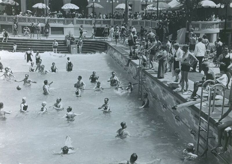 File:1960 Hotel Lido Bazin cu valuri.jpg