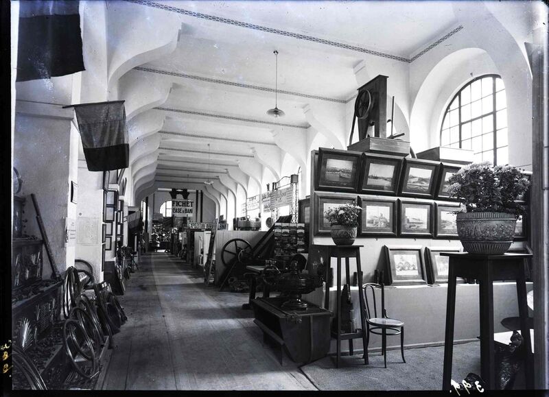 File:Standuri în Pavilionul de Industrie Casnică și Industrie Metalurgică.jpg