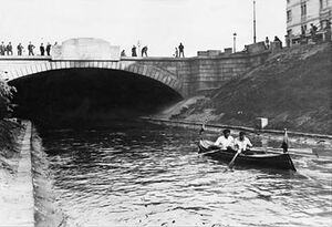 1930 cu-barca-pe-dambovita.jpg