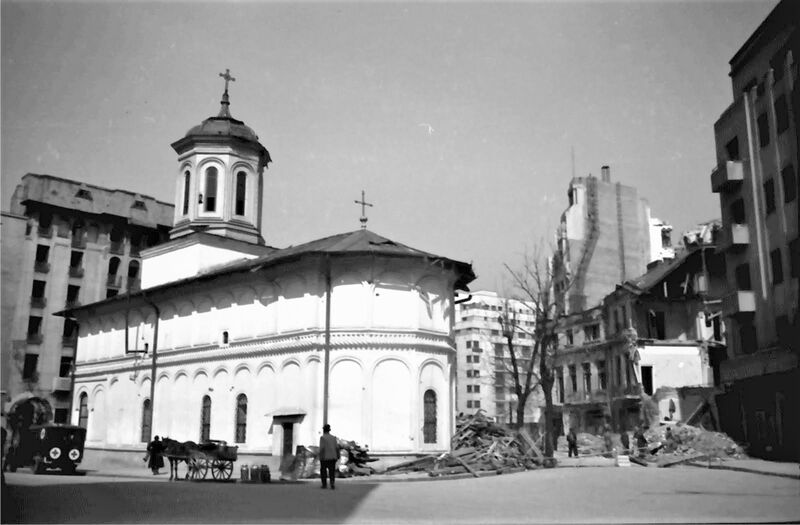 File:Biserica Sf Nicolae Dintr-o zi, Str. Academiei 1944.jpg