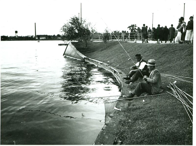 File:1929 Lacul Floreasca cu pescarii lui.jpg