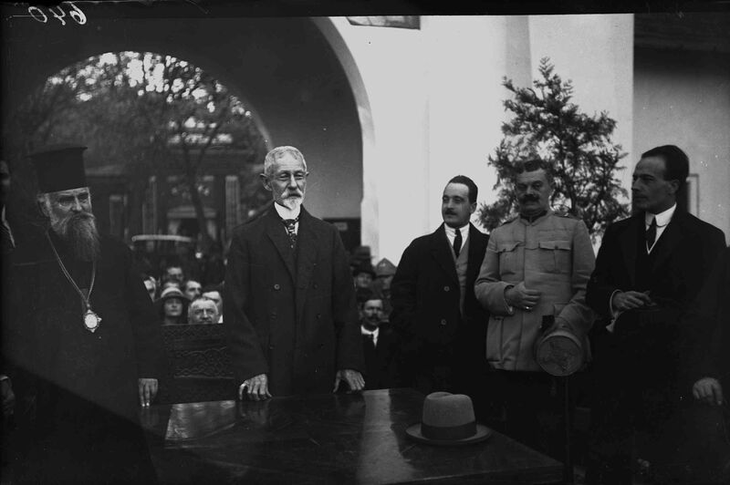 File:Generalul Alexandru Averescu și Mitropolitul Miron Cristea 2.jpg