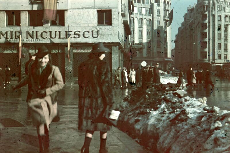 File:Calea Victoriei în spate - băcănia Dragomir Niculescu 1942.jpg